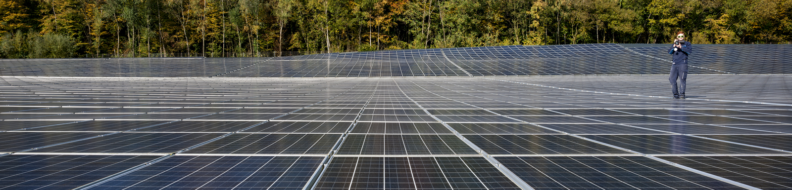 Mitarbeiter der Stadtwerke überprüft Solarpark